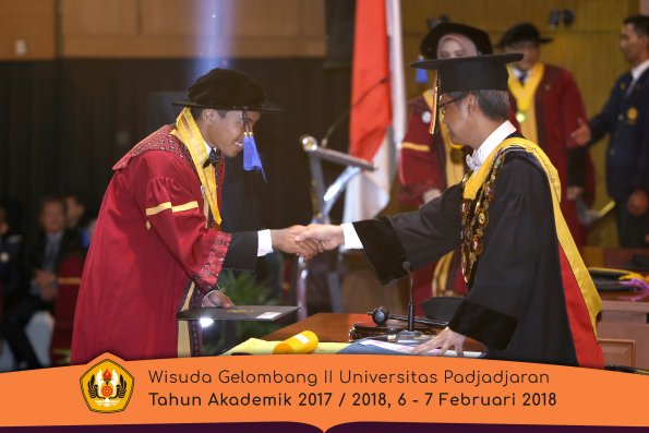 Wisuda Unpad Gel I I TA 2017-2018 Fak Ilmu Sosial Dan Ilmu Politik oleh Rektor 086