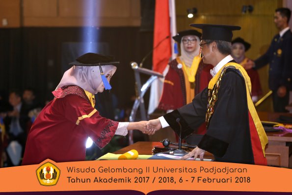 Wisuda Unpad Gel I I TA 2017-2018 Fak Ilmu Sosial Dan Ilmu Politik oleh Rektor 090