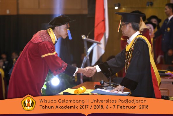 Wisuda Unpad Gel I I TA 2017-2018 Fak Ilmu Sosial Dan Ilmu Politik oleh Rektor 093