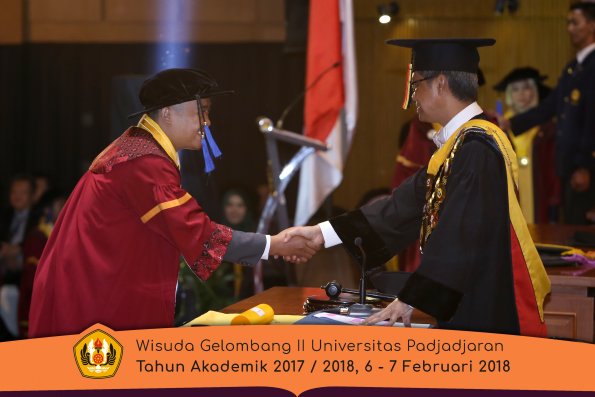 Wisuda Unpad Gel I I TA 2017-2018 Fak Ilmu Sosial Dan Ilmu Politik oleh Rektor 098