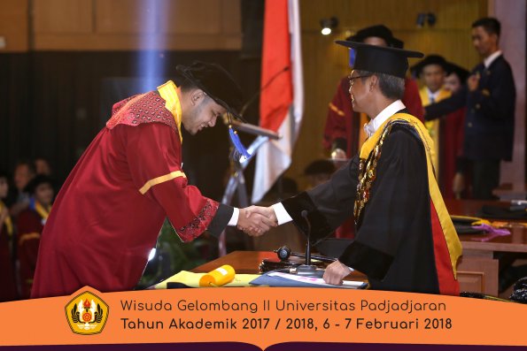 Wisuda Unpad Gel I I TA 2017-2018 Fak Ilmu Sosial Dan Ilmu Politik oleh Rektor 106