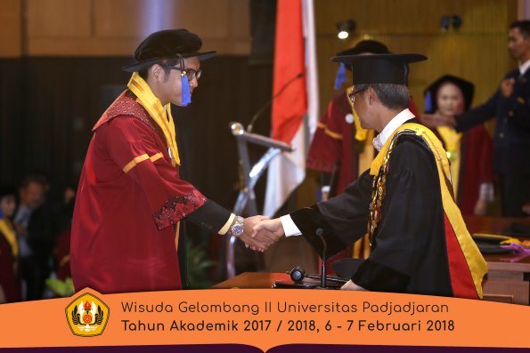 Wisuda Unpad Gel I I TA 2017-2018 Fak Ilmu Sosial Dan Ilmu Politik oleh Rektor 107
