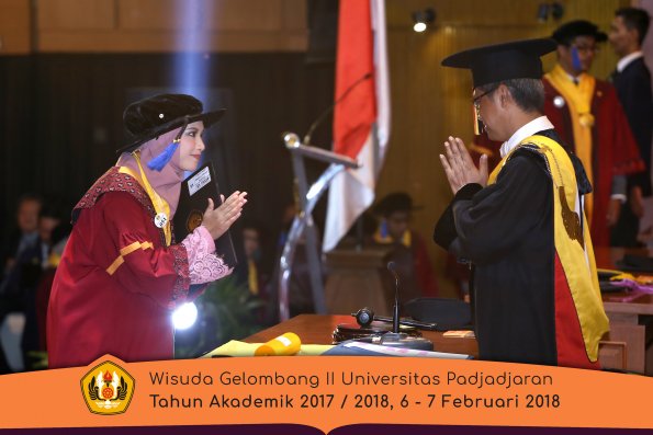 Wisuda Unpad Gel I I TA 2017-2018 Fak Ilmu Sosial Dan Ilmu Politik oleh Rektor 120