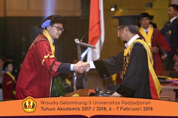 Wisuda Unpad Gel I I TA 2017-2018 Fak Ilmu Sosial Dan Ilmu Politik oleh Rektor 127