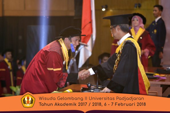 Wisuda Unpad Gel I I TA 2017-2018 Fak Ilmu Sosial Dan Ilmu Politik oleh Rektor 130