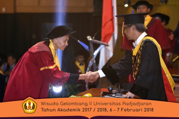 Wisuda Unpad Gel I I TA 2017-2018 Fak Ilmu Sosial Dan Ilmu Politik oleh Rektor 132