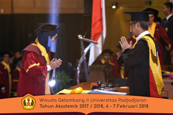 Wisuda Unpad Gel I I TA 2017-2018 Fak Ilmu Sosial Dan Ilmu Politik oleh Rektor 134