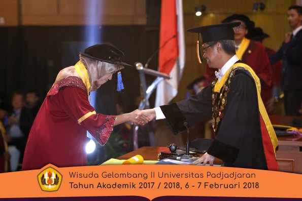 Wisuda Unpad Gel I I TA 2017-2018 Fak Ilmu Sosial Dan Ilmu Politik oleh Rektor 144