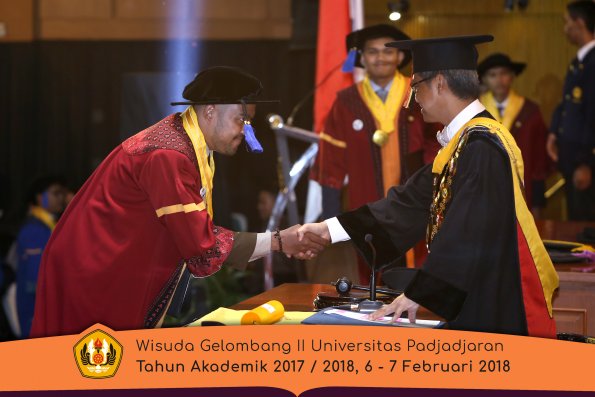 Wisuda Unpad Gel I I TA 2017-2018 Fak Ilmu Sosial Dan Ilmu Politik oleh Rektor 158