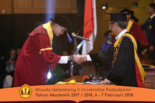 Wisuda Unpad Gel I I TA 2017-2018 Fak Ilmu Sosial Dan Ilmu Politik oleh Rektor 162