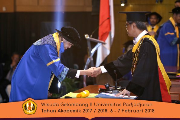 Wisuda Unpad Gel I I TA 2017-2018 Fak Ilmu Sosial Dan Ilmu Politik oleh Rektor 164