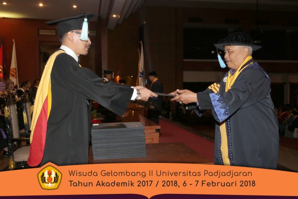 Wisuda Unpad Gel I I TA 2017-2018 Fakultas Ilmu  budaya oleh Dekan 005