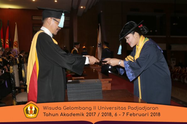 Wisuda Unpad Gel I I TA 2017-2018 Fakultas Ilmu  budaya oleh Dekan 010