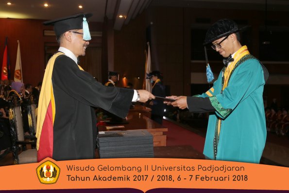 Wisuda Unpad Gel I I TA 2017-2018 Fakultas Ilmu  budaya oleh Dekan 011