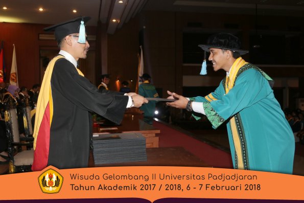 Wisuda Unpad Gel I I TA 2017-2018 Fakultas Ilmu  budaya oleh Dekan 012