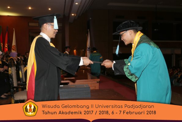 Wisuda Unpad Gel I I TA 2017-2018 Fakultas Ilmu  budaya oleh Dekan 019