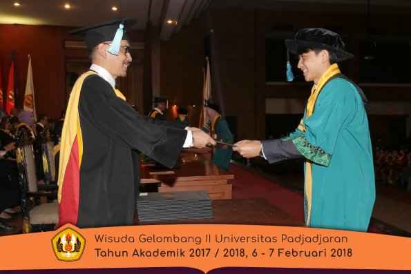 Wisuda Unpad Gel I I TA 2017-2018 Fakultas Ilmu  budaya oleh Dekan 022