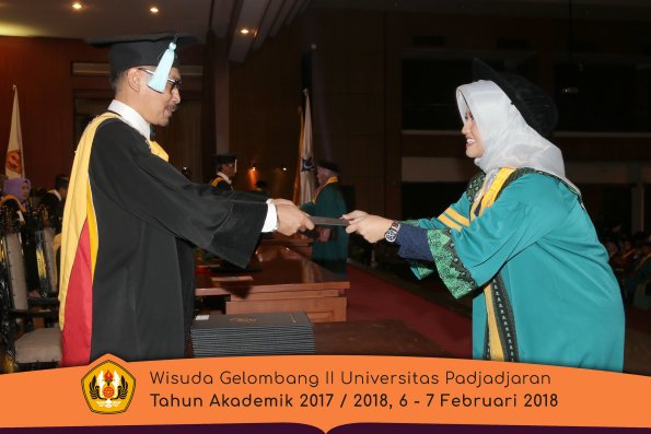 Wisuda Unpad Gel I I TA 2017-2018 Fakultas Ilmu  budaya oleh Dekan 024