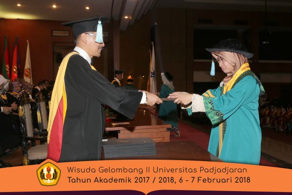 Wisuda Unpad Gel I I TA 2017-2018 Fakultas Ilmu  budaya oleh Dekan 025