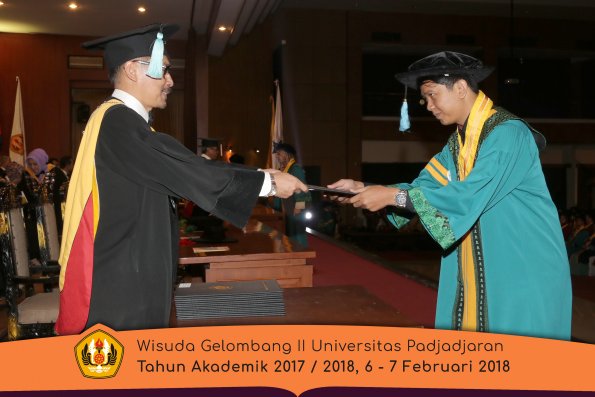 Wisuda Unpad Gel I I TA 2017-2018 Fakultas Ilmu  budaya oleh Dekan 026