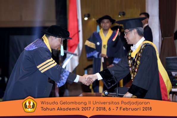 Wisuda Unpad Gel I I TA 2017-2018 Fakultas Ilmu  budaya oleh Rektor 001