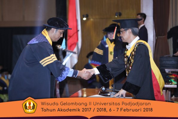 Wisuda Unpad Gel I I TA 2017-2018 Fakultas Ilmu  budaya oleh Rektor 002