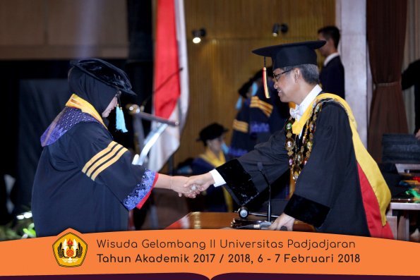 Wisuda Unpad Gel I I TA 2017-2018 Fakultas Ilmu  budaya oleh Rektor 003