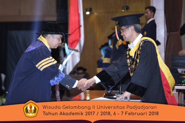 Wisuda Unpad Gel I I TA 2017-2018 Fakultas Ilmu  budaya oleh Rektor 004