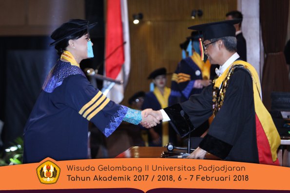 Wisuda Unpad Gel I I TA 2017-2018 Fakultas Ilmu  budaya oleh Rektor 007