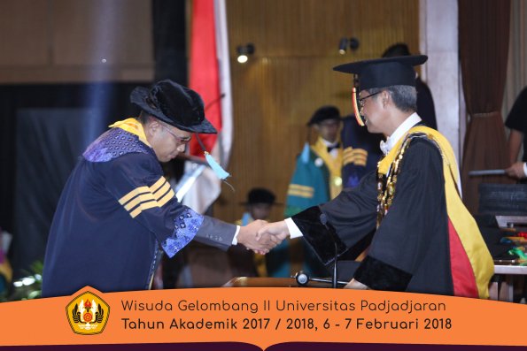 Wisuda Unpad Gel I I TA 2017-2018 Fakultas Ilmu  budaya oleh Rektor 009