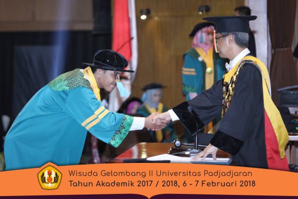 Wisuda Unpad Gel I I TA 2017-2018 Fakultas Ilmu  budaya oleh Rektor 012