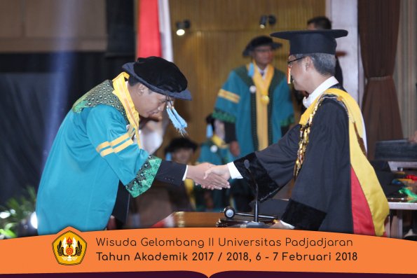 Wisuda Unpad Gel I I TA 2017-2018 Fakultas Ilmu  budaya oleh Rektor 018