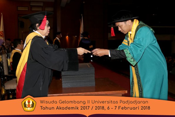 Wisuda Unpad Gel I I TA 2017-2018 Fakultas Hukum oleh Dekan 002