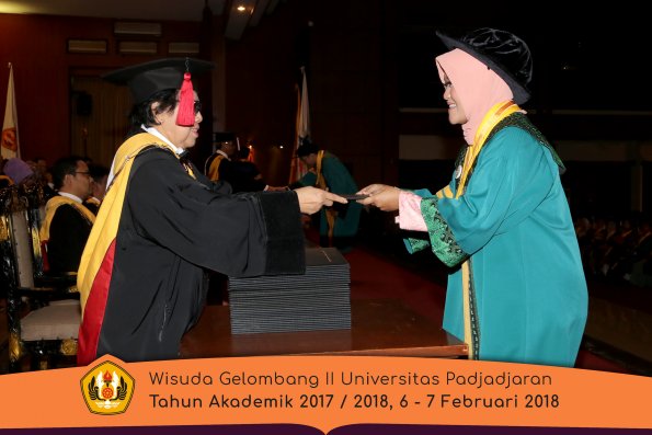 Wisuda Unpad Gel I I TA 2017-2018 Fakultas Hukum oleh Dekan 003