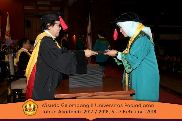 Wisuda Unpad Gel I I TA 2017-2018 Fakultas Hukum oleh Dekan 004