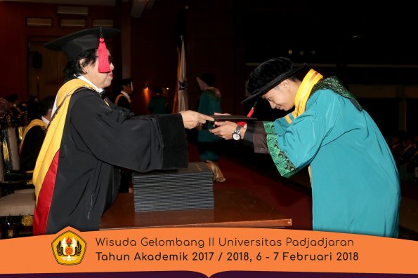 Wisuda Unpad Gel I I TA 2017-2018 Fakultas Hukum oleh Dekan 008