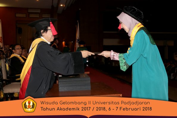 Wisuda Unpad Gel I I TA 2017-2018 Fakultas Hukum oleh Dekan 012