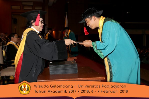 Wisuda Unpad Gel I I TA 2017-2018 Fakultas Hukum oleh Dekan 015