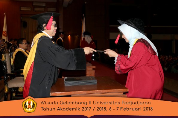 Wisuda Unpad Gel I I TA 2017-2018 Fakultas Hukum oleh Dekan 026
