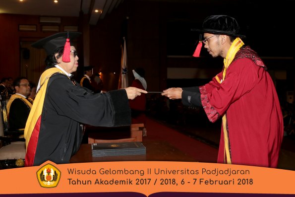 Wisuda Unpad Gel I I TA 2017-2018 Fakultas Hukum oleh Dekan 027
