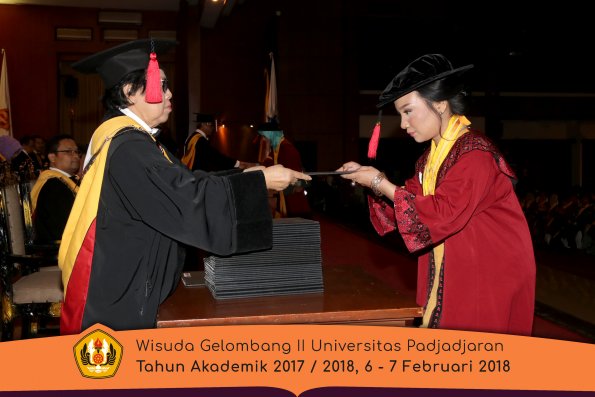 Wisuda Unpad Gel I I TA 2017-2018 Fakultas Hukum oleh Dekan 036