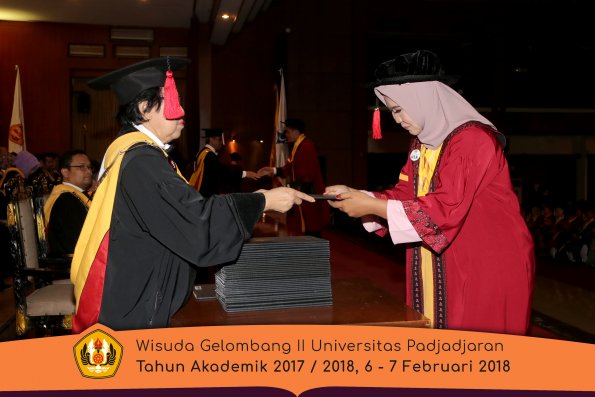 Wisuda Unpad Gel I I TA 2017-2018 Fakultas Hukum oleh Dekan 038