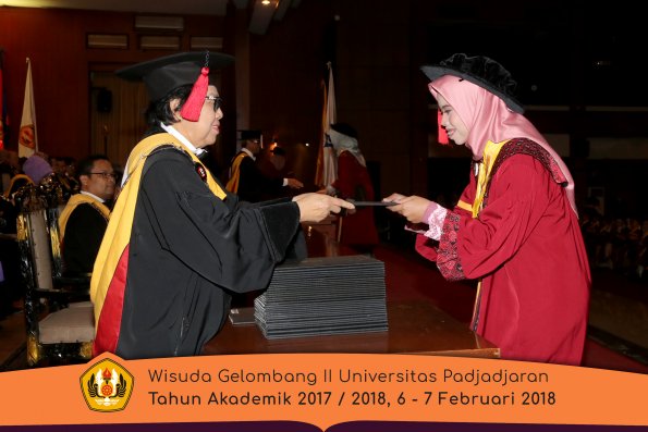 Wisuda Unpad Gel I I TA 2017-2018 Fakultas Hukum oleh Dekan 040