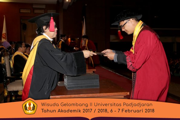 Wisuda Unpad Gel I I TA 2017-2018 Fakultas Hukum oleh Dekan 049
