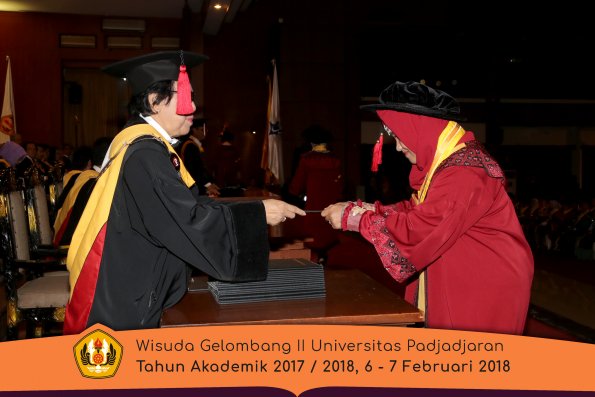 Wisuda Unpad Gel I I TA 2017-2018 Fakultas Hukum oleh Dekan 055