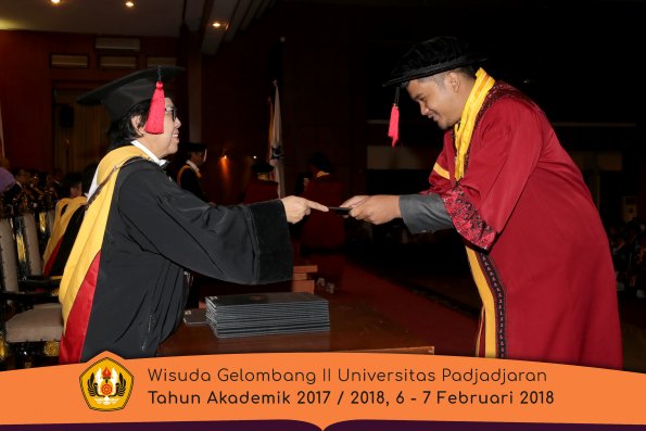 Wisuda Unpad Gel I I TA 2017-2018 Fakultas Hukum oleh Dekan 056