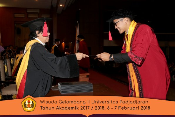 Wisuda Unpad Gel I I TA 2017-2018 Fakultas Hukum oleh Dekan 057