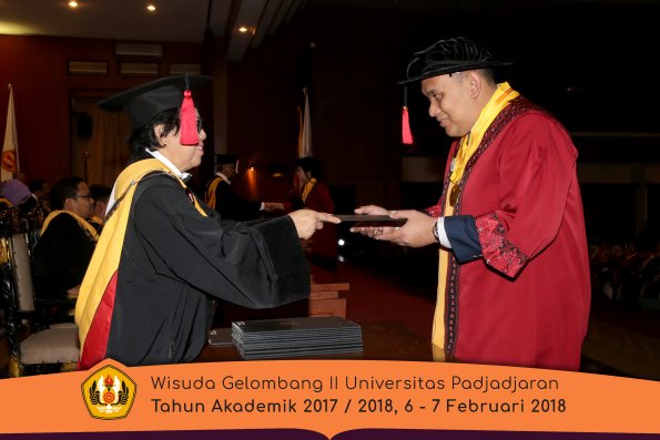 Wisuda Unpad Gel I I TA 2017-2018 Fakultas Hukum oleh Dekan 059