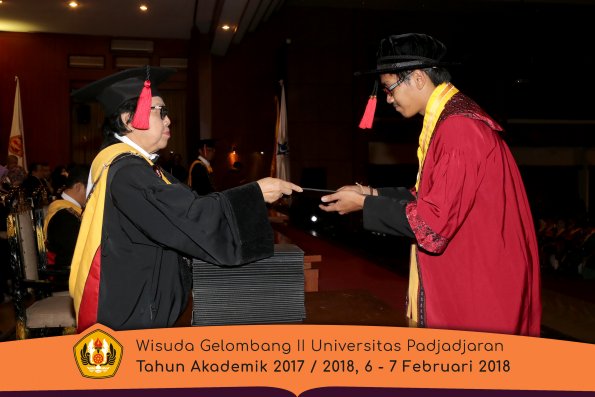 Wisuda Unpad Gel I I TA 2017-2018 Fakultas Hukum oleh Dekan 071