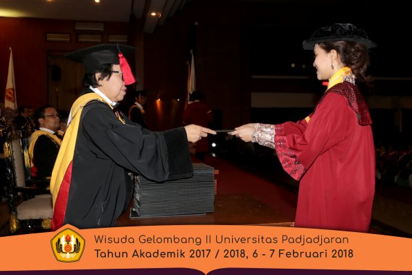 Wisuda Unpad Gel I I TA 2017-2018 Fakultas Hukum oleh Dekan 072
